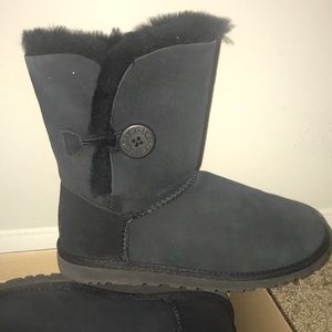 UGG Bailey Button